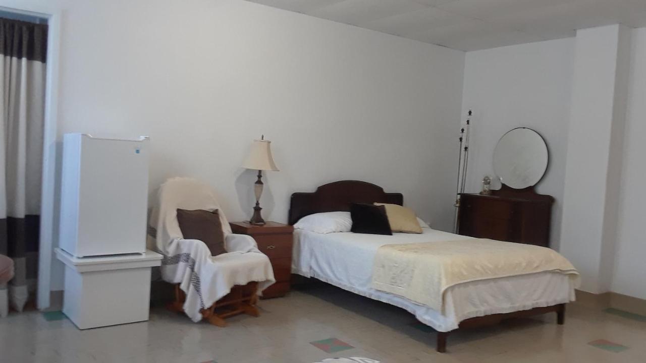 Mhotel Domaine L'Envolee- Maison Fleurie Victoriaville Ngoại thất bức ảnh