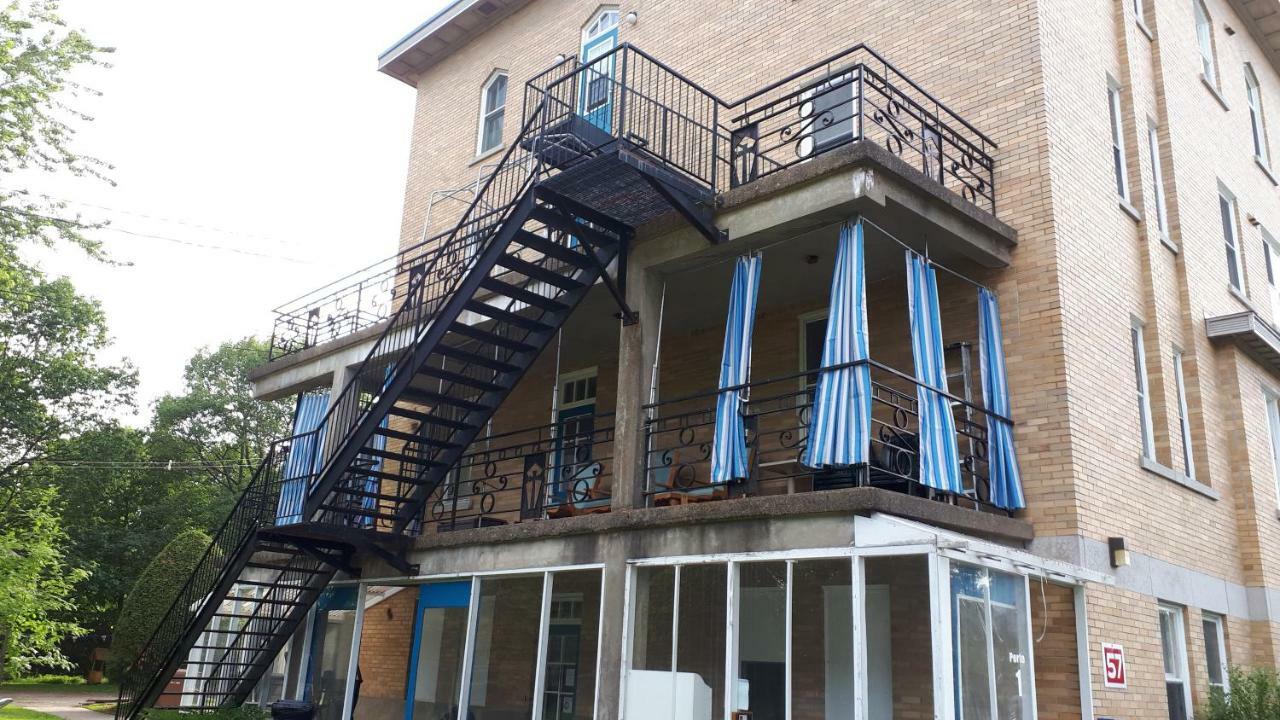 Mhotel Domaine L'Envolee- Maison Fleurie Victoriaville Ngoại thất bức ảnh